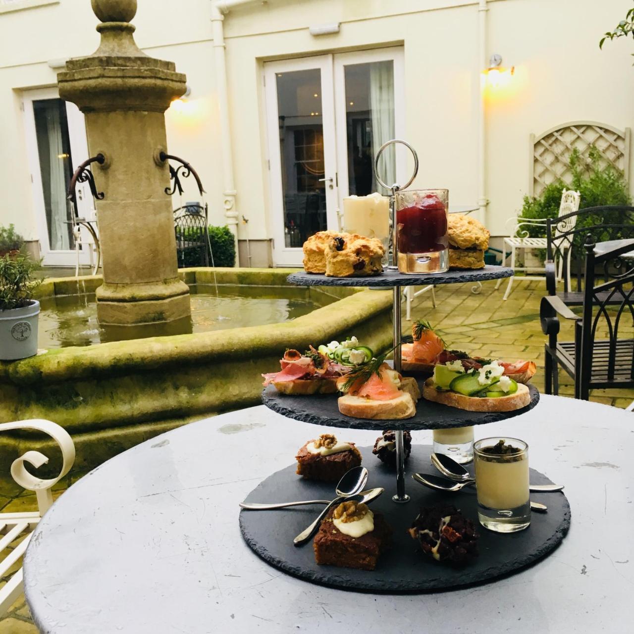 Отель The Grosvenor Arms Шефтсбери Экстерьер фото
